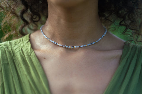 Détail du collier WHITE SAND — pierre de lune et keshi de Tahiti, création artisanale Arima Bijoux à Tahiti