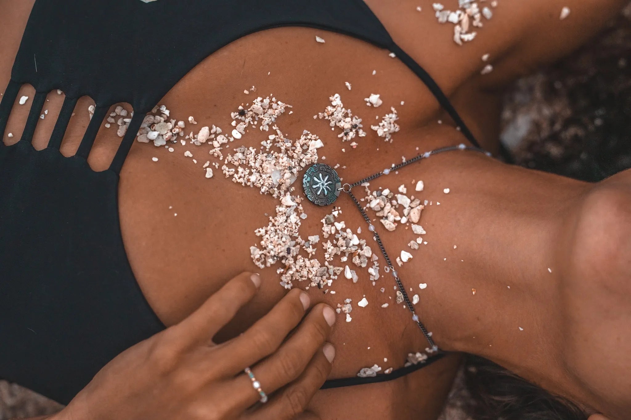 Lagoon Talisman un collier en pierres naturelles  labradorites et pendentif en nacre gravée ,  création Arima Bijoux à Tahiti