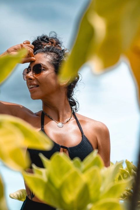 Collier Lagoon Talisman porté — pendentif  talisman polynésien en nacre de l’artiste Mana O Here , jaspe et labradorite, une création Arima Bijoux